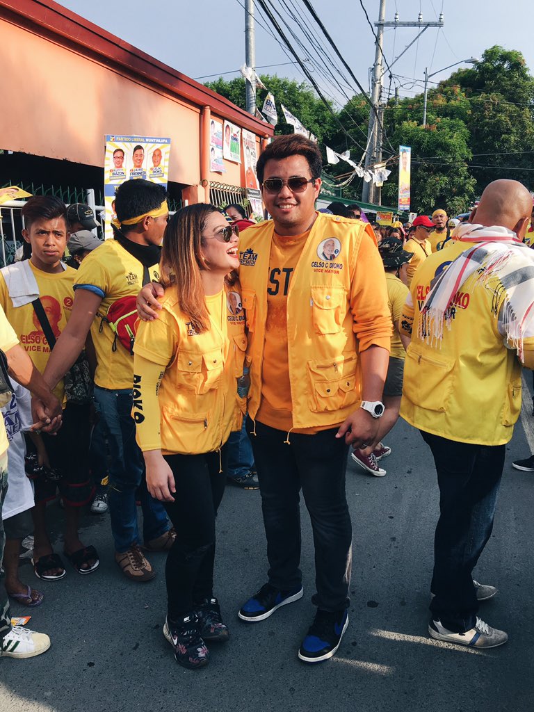 QuennieRoman's tweet photo. Girlfriend duties ☀️💛 https://t.co/Pv4kriSluy