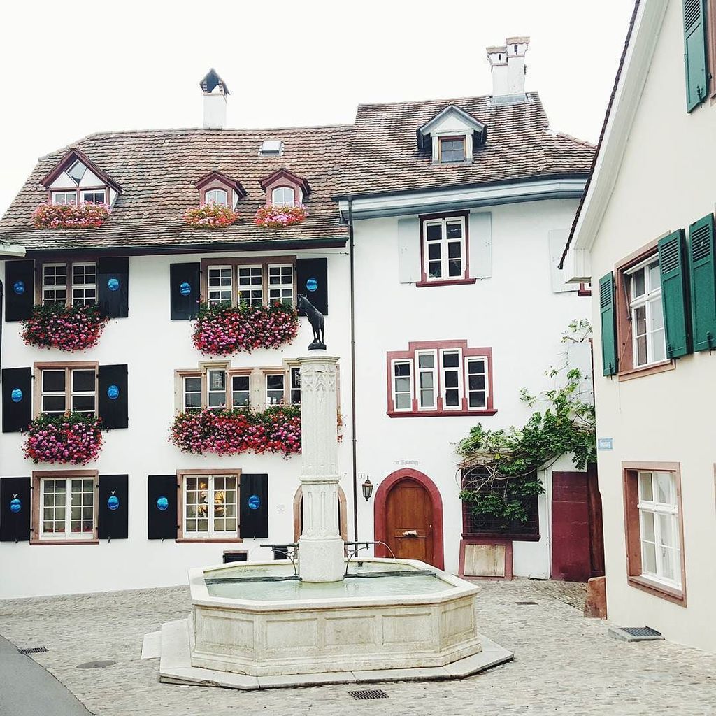 I can't help myself. I'm officially addicted to pretty urban corners. bit.ly/26GrJbq