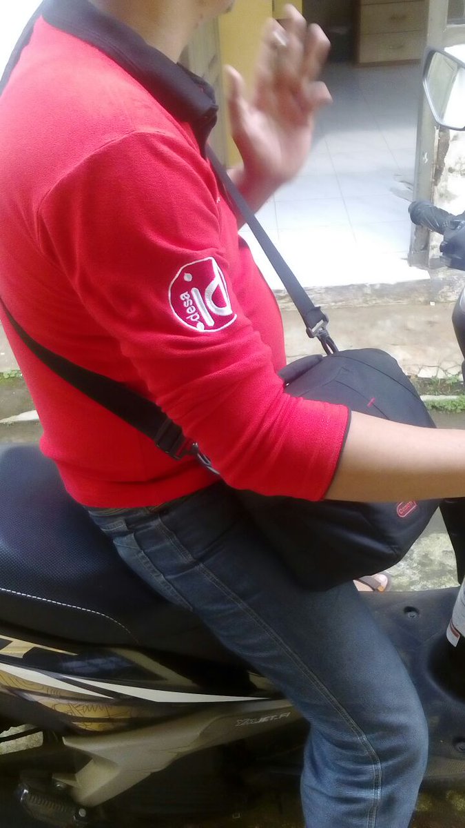 Desa_ID's tweet photo. Masih dari @desawlaharwetan : kades Dodiet Prasetyo ini diundang camat, bajunya ttep kaos #desaid #3thdesaid ;-) https://t.co/8odwcDxz6B