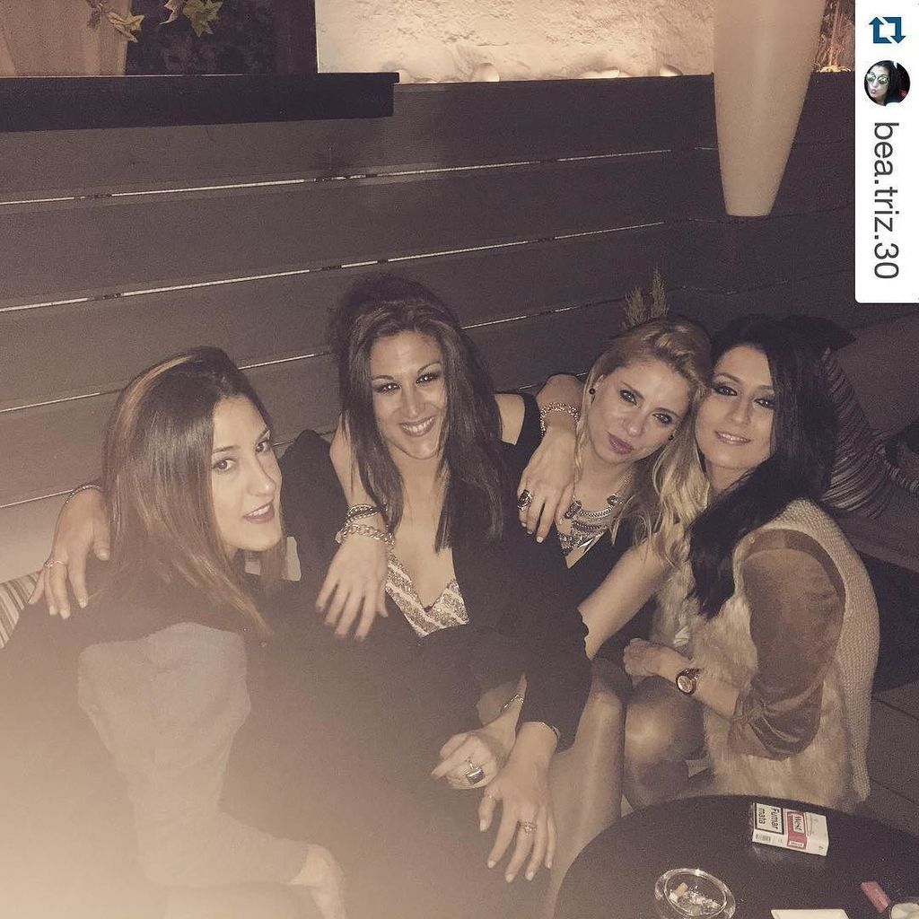 FernandoFVera's tweet photo. A tope de saturday!!! #cumplebea #kabiya #instanight #cute #friends #sogood #cena #enjoy #gin #brockmans #like4like… https://t.co/40LYjx9c9A