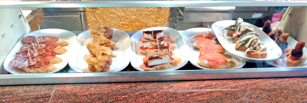 can_pascual's tweet photo. Avui diumenge a @canpascual, #Folgueroles comencen  els primers aperitius per començar a fer boca. Bon profit. https://t.co/DG2pIkrejz