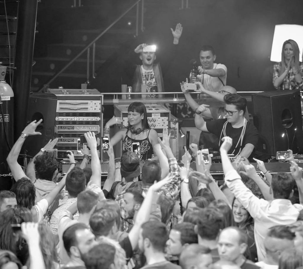 Fabicastt's tweet photo. Una más @fatimahajji #techno #eibisi #picoftheday #photography #nightlife #bnw #dj #noche #pieldegallina https://t.co/ala0naE2MR