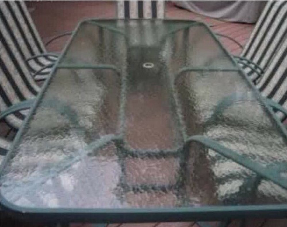 PostureoEspanol's tweet photo. TODO EL MUNDO HA TENIDO UNA CONVERSACIÓN PROFUNDA A LAS 2 DE LA MAÑANA SENTADO EN ESTA MESA CON SUS AMIGOS. https://t.co/R66ueNUuc2