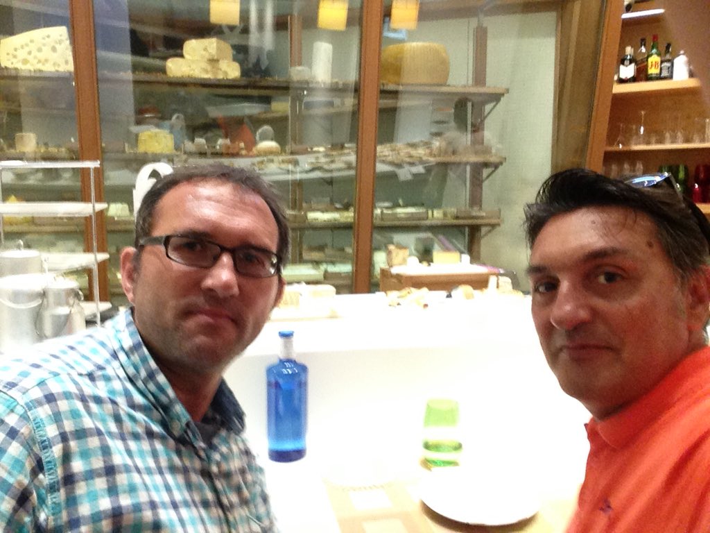 Gabycamaratv's tweet photo. Paraíso del #queso en #Madrid #CheeseBar con @JV_Morant_TV #restaurante #travel #Formache #fromage #Espagne #Spain https://t.co/sJnL2JulId