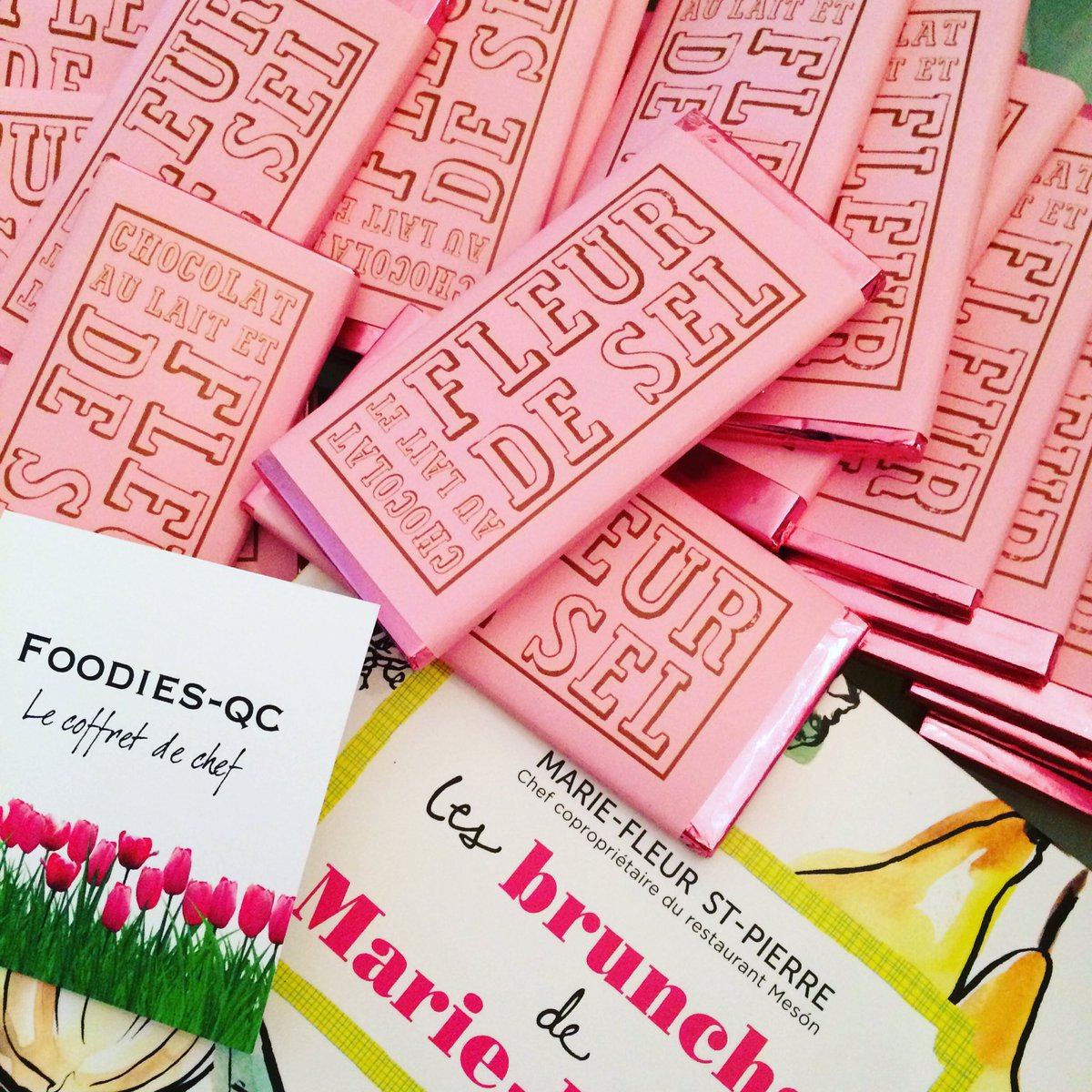 FoodiesQc's tweet photo. On prépare les coffrets Foodies-Qc de Marie-Fleur pour la fête des mères, pas facile de résister à @chocolatschloe https://t.co/OCaV0MNas4