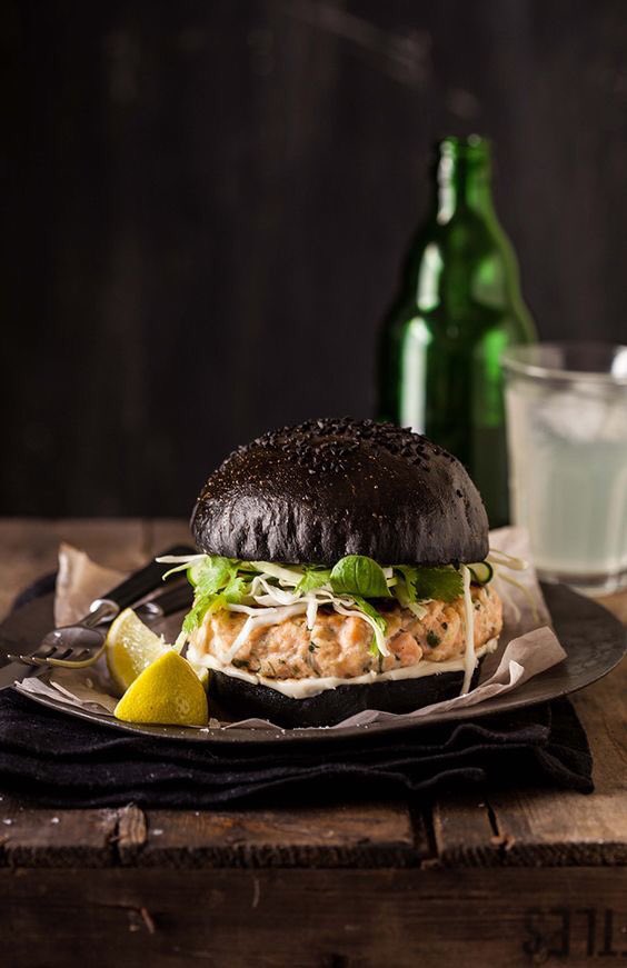 darkmifood's tweet photo. VeggyBurger  con Pane Al Carbone 🍔
#darkmi #veggyisthenewblack #veggy #foodispop #vegan #vegetarian #veggyburger https://t.co/Bi0BXsTga1
