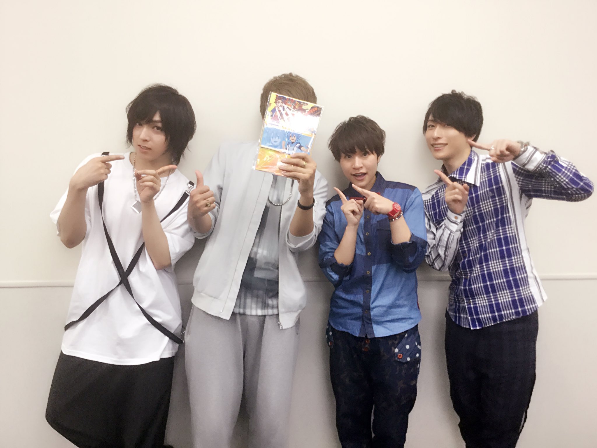 水野まりえ En Twitter クロノグラフ を歌われている夏代孝明さん 今度一緒にバディファイトを と言って下さいました か 感激です そして なんとなかざきさんとムラナコさんのご厚意で色紙を頂いちゃいました 家宝にします 大ヴァンガバディ祭