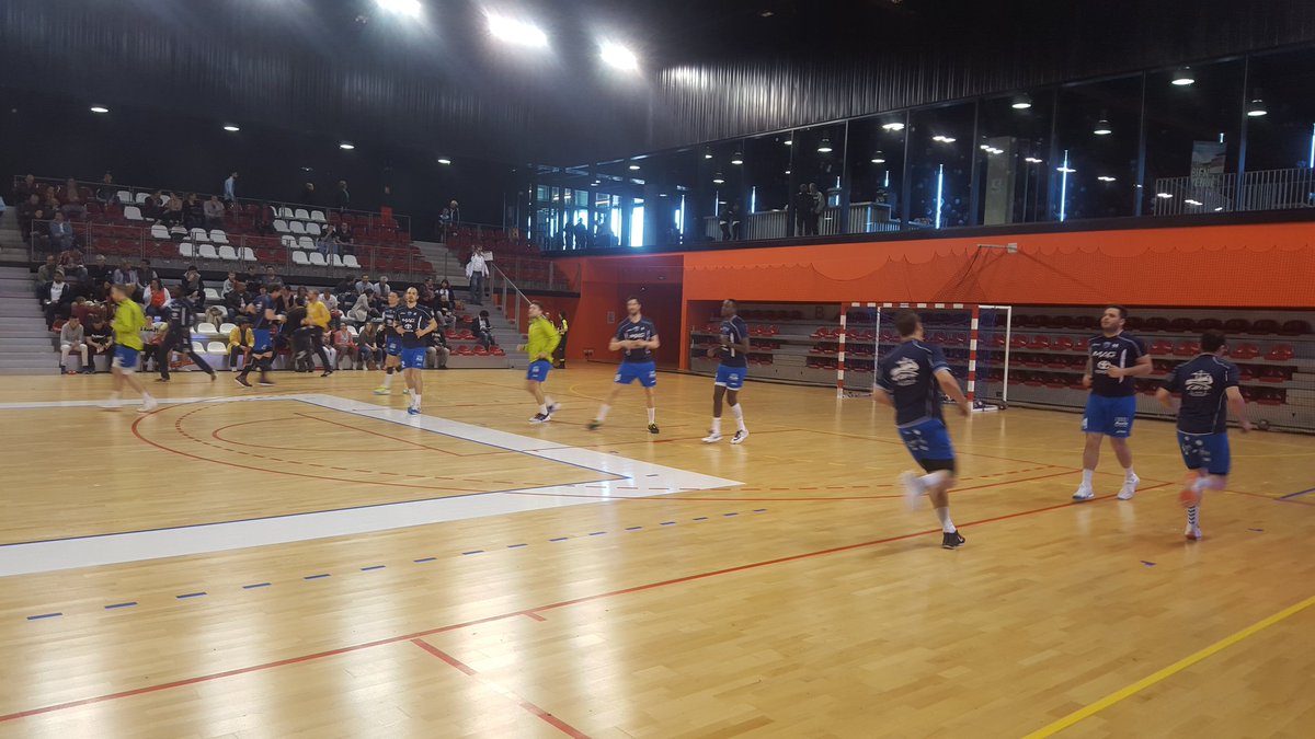 MRNHandball's tweet photo. #N1 - Les deux équipes sont à l'échauffement, début du derby @LeKindarena dans 35' ! #handball https://t.co/UrYMO56mt4