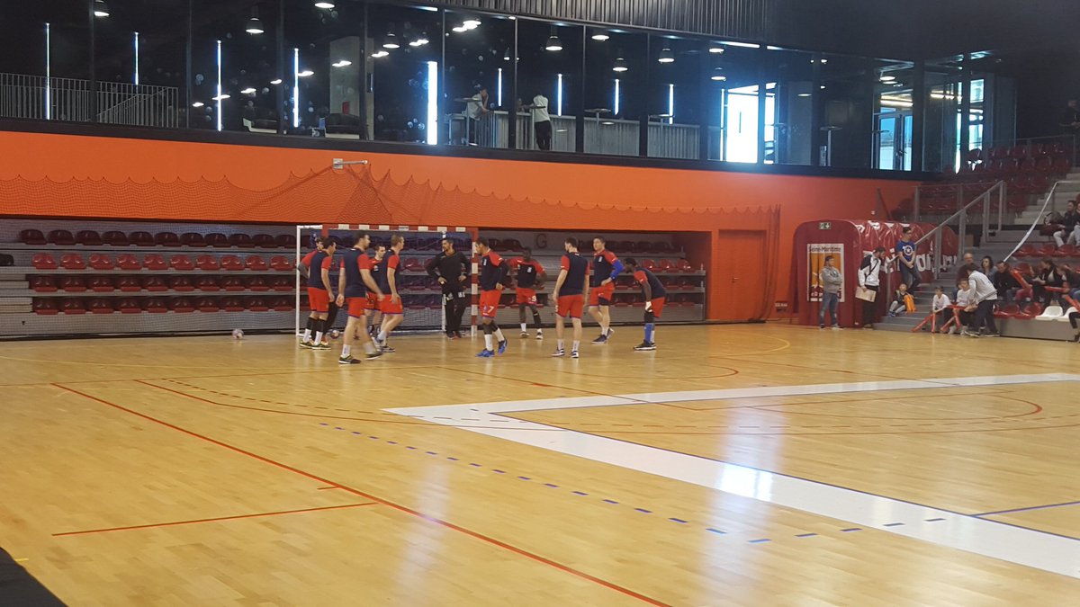 #N1 - Les deux équipes sont à l'échauffement, début du derby <a href="/LeKindarena/">Le Kindarena</a> dans 35' ! #handball