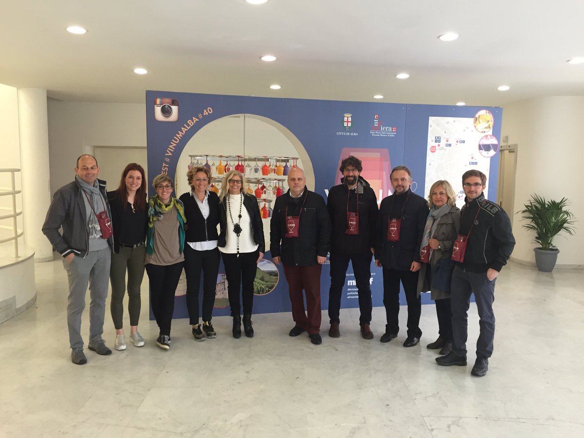 L'amministrazione e l'ente fiera brindano a #vinumAlba