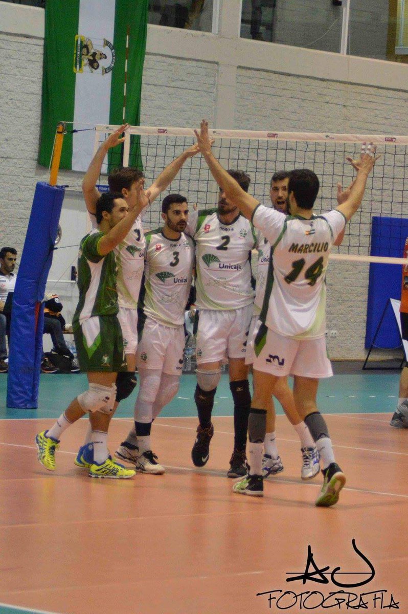 iodeamo's tweet photo. Juntos de nuevo para lograr la remontada. ... #vamosverdes! @masmusculo @ui1Universidad @cvalmeria @RFEVB https://t.co/ii96Se4y1L