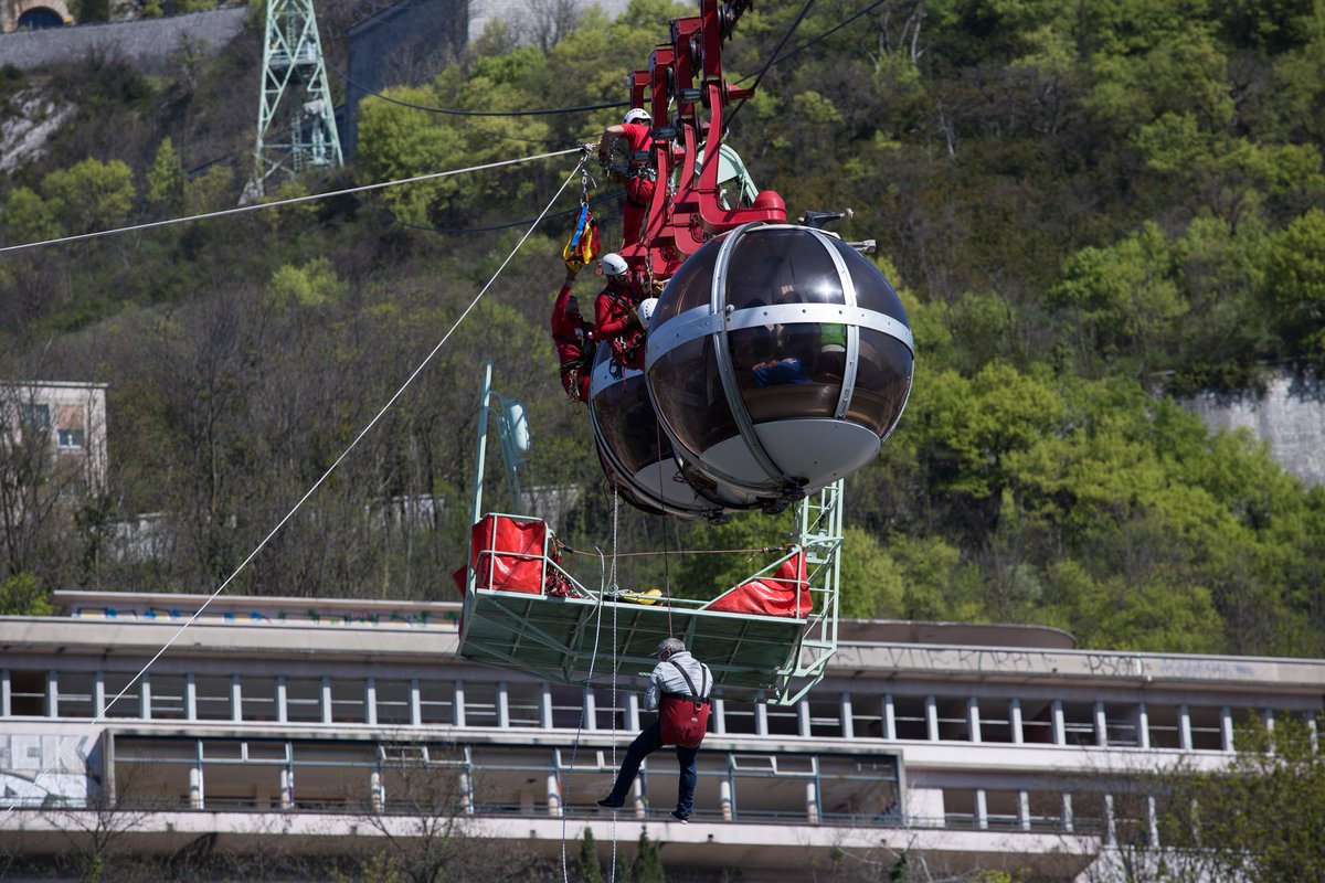 f3Alpes's tweet photo. RT @sdis38: Bulles: ce soir, exercice évacuation #Grenoble #sdis38 https://t.co/bDzxCDkyy0