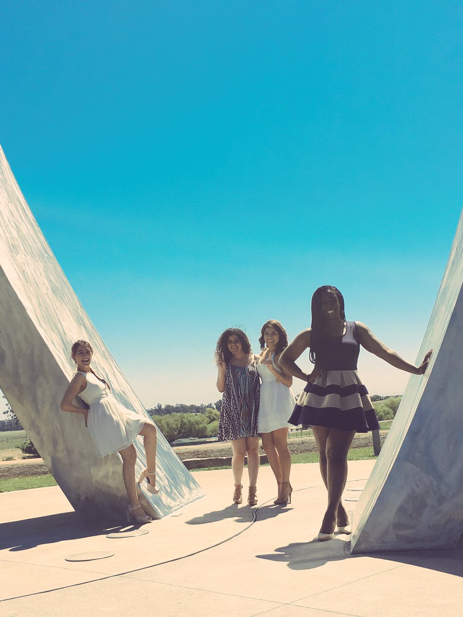 CJlovebug's tweet photo. Senior pics with the best people I've met here at UC Merced! #missingJen #friends4eva https://t.co/LgtqqBTdaD