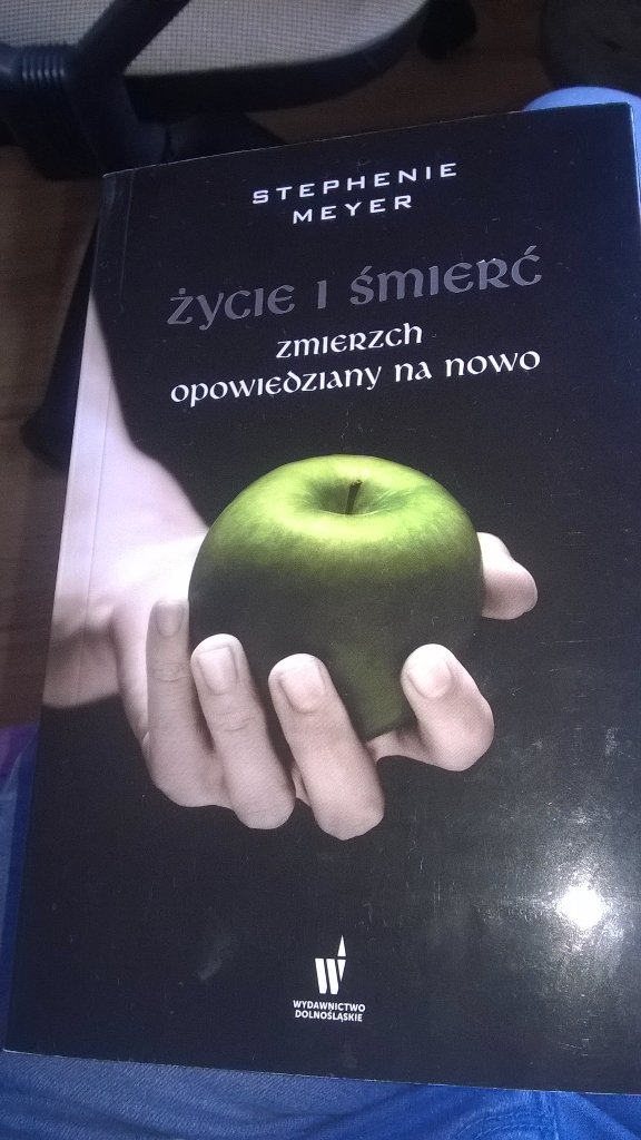 twillingsagafan's tweet photo. I'm reading  #LifeAndDeath of Stephanie Meyer 😉 #BeauSwan xDD 😂 https://t.co/idSB9pR7bu