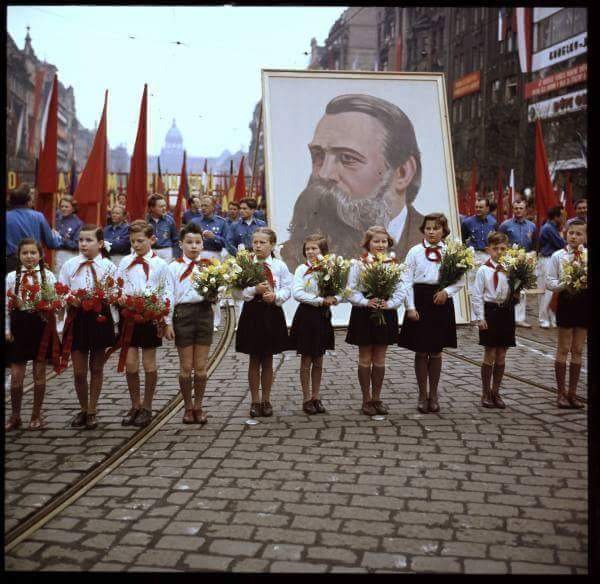 haza__ate's tweet photo. İşçilerin değer verilmediği bir ülkede 1 Mayıs'ı kutlamak barışın bir simgesidir.

Fotoğraf:çekoslovakya 1Mayis 1956 https://t.co/3TgTEBLHvi