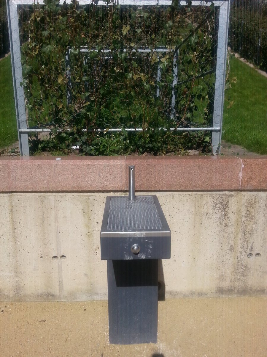 CBoucherie's tweet photo. #parcDiderot #Courbevoie Bonne idée d'installer une fontaine. Problème elle est déjà en panne! @TPCourbevoie https://t.co/5Hn9uKX3OR