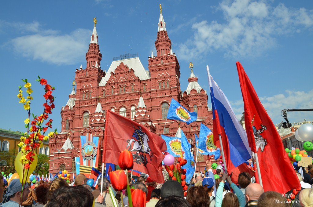 Несмотря на затяжные выходные и возможность уехать,радует,что праздничное шествие посещают сотни россиян #1мая