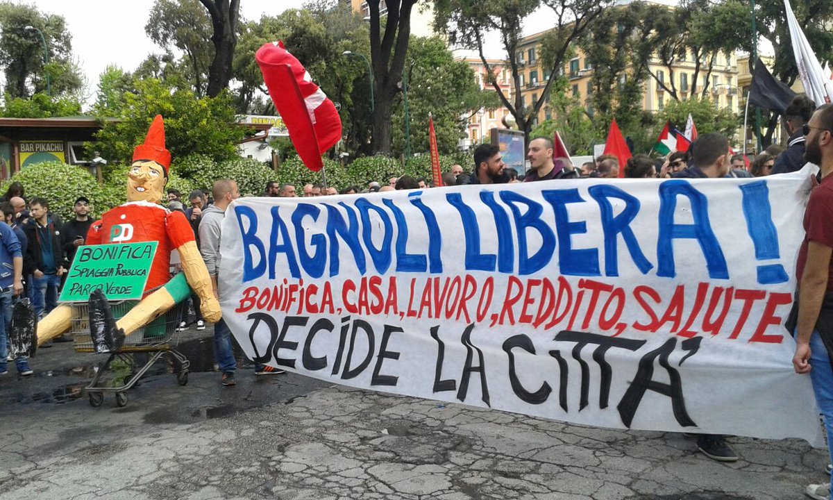 banca_rotta's tweet photo. #napoli #primomaggio corteo verso #Bagnoli  Commissariamento = speculazione. L'alternativa siamo noi #bagnolilibera https://t.co/oFBw2Fb9hM