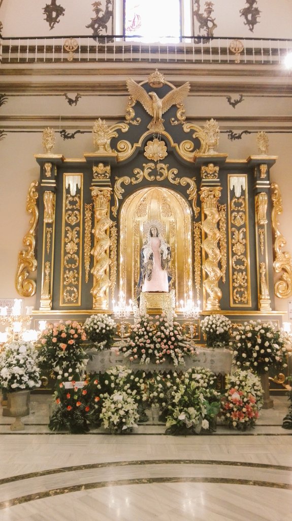 PasoBlanco_3's tweet photo. Así de #Guapa luce nuestra #VirgenDeLaAmargura en el #DiaDeLaMadre con las flores de todos sus #Blancos https://t.co/ZNsu4ekEyu