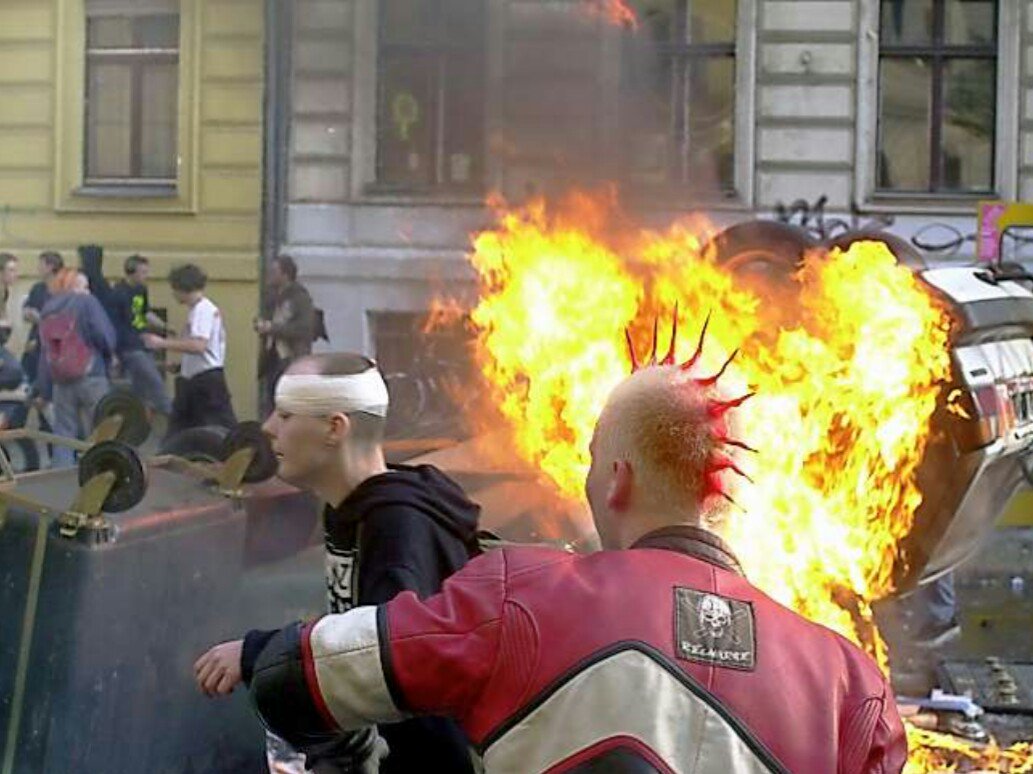 KPNiko's tweet photo. Hitze, Demoverbot und 9000 Polizisten: Am #1Mai 2001 gab's #Kravall: https://t.co/8jqinbSbv5  @tagesspiegel #1mai16 https://t.co/VitXc6uU7K