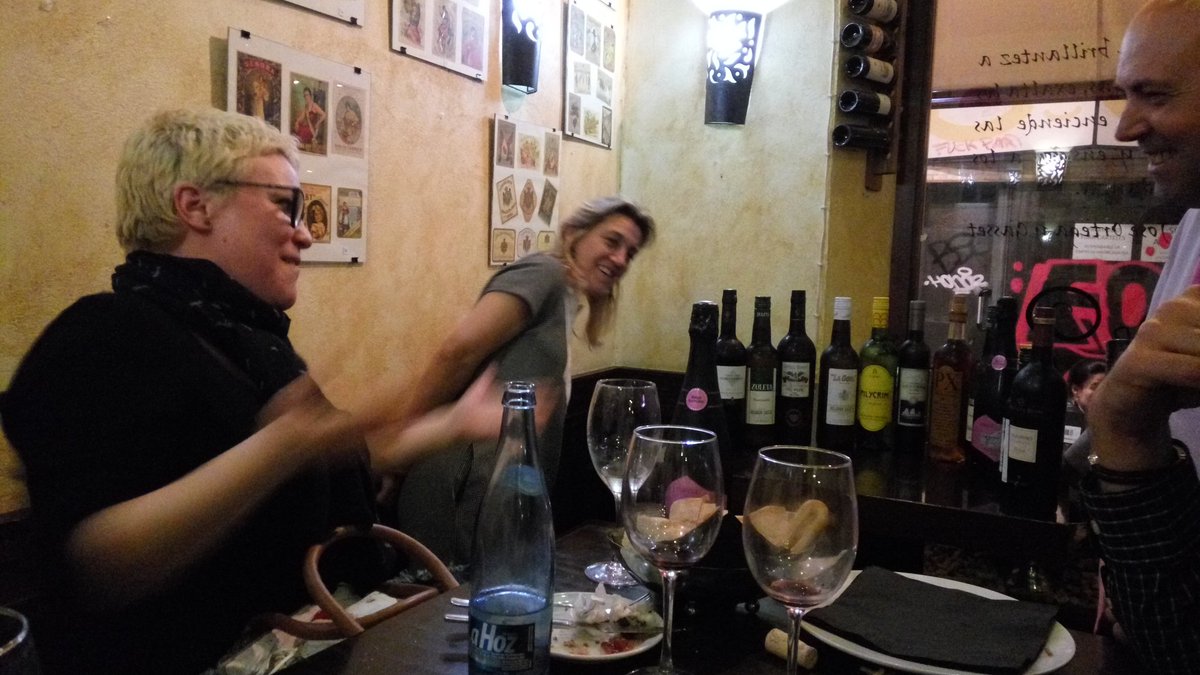 dicatialmeria's tweet photo. @calledarosa disfrutando  de una improvisada y orgásmica cata de vinos con @RelojeriaTapas en #EntreFinos #Almería 🍷 https://t.co/goTn9jE6RG