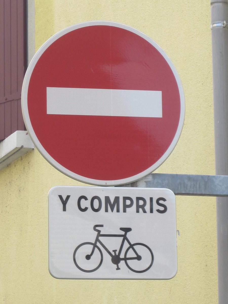 MonCherVelo's tweet photo. A Seloncourt (25) la mairie a installé ces panneaux farfelus... 😠👎 https://t.co/0Th0A8Ndp0 #vélo #mobilité https://t.co/CSCGj93WNJ
