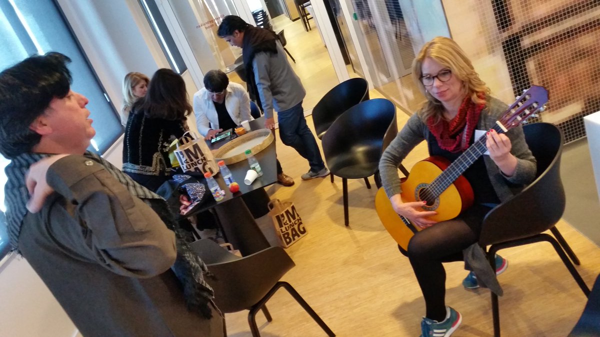 nicoleveijck's tweet photo. Spontaan spelen met muziek tijdens lunchpauze in #stadskantoor #Utrecht bij #Stadsopera #Onderweg @CultureleZondag https://t.co/Pr0SNEqfpu