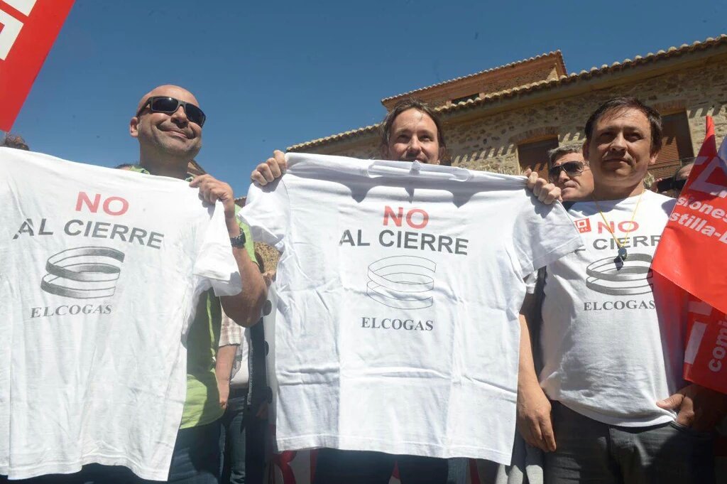 podemstboi's tweet photo. .@Pablo_Iglesias_ ahora en @PodemosPuerto participando en  manifestación con trabajadores de
#NoAlCierreElcogas https://t.co/qyINKLek0Z