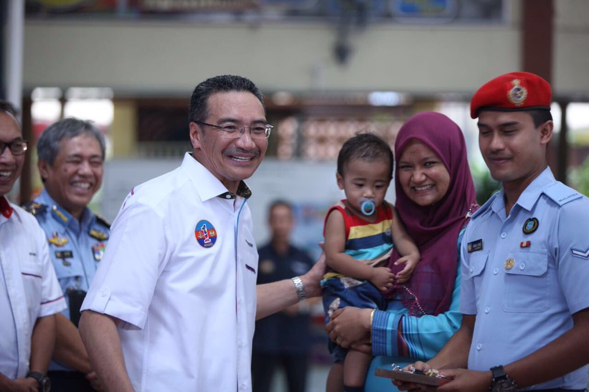 HishammuddinH2O's tweet photo. Happy Faces - makes me proud Comms: H2O dan Tg Marsilla beramah mesra bersama warga RKAT Desa Tun Hussein Onn..
https://t.co/TL1JV6RxMr”