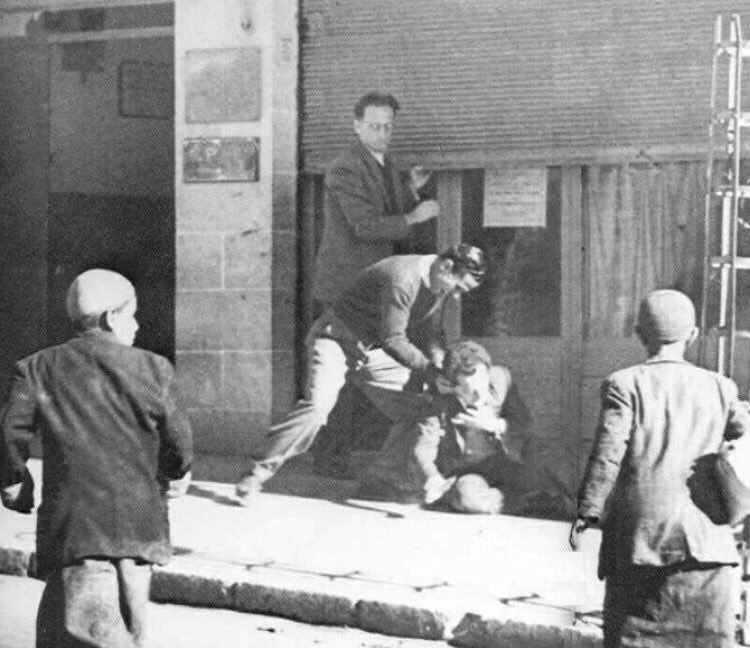 fact2all's tweet photo. صورة / رجل فلسطيني يطعن الصحفي الصهيوني «أشر لازار» حتى الموت في القدس بعد إساءته لرسول الله ﷺ https://t.co/57qgFFXHUh