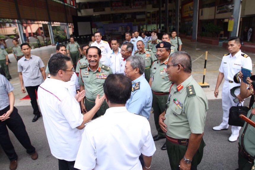 HishammuddinH2O's tweet photo. Our Generals care ! Comms: H2O bersama kepimpinan tertinggi @1MinDef selepas Majlis Penyerahan Kunci di SMK DTHO 
https://t.co/S9gQYR1oHi”