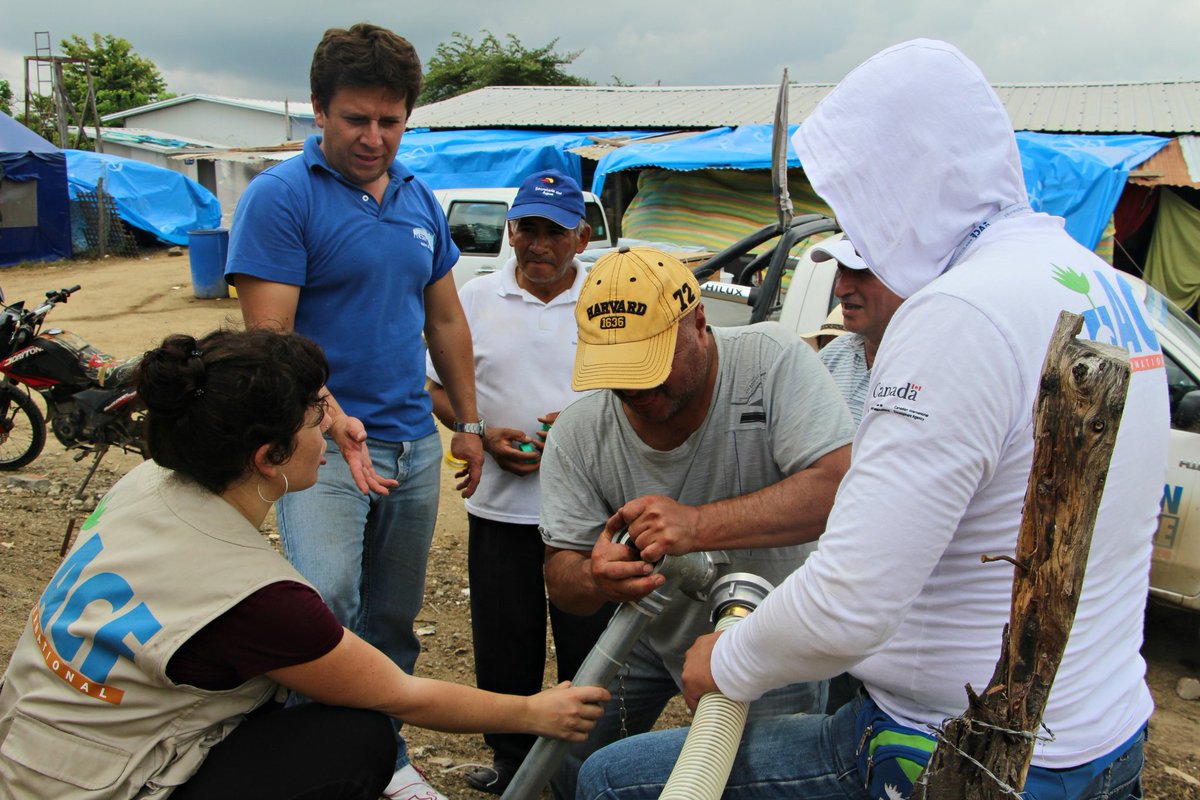 Acontraelhambre's tweet photo. Apoyamos a las autoridades en la instalación de sistemas de distribución de agua para la emergencia en #Ecuador https://t.co/tZVCgGZvyq