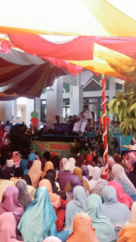 alhabsyiFans's tweet photo. Acara tadi sore @ustad_alhabsyi ngisi tausiah di kampung tegal sawah karawang .. https://t.co/5GEdP3sF7C