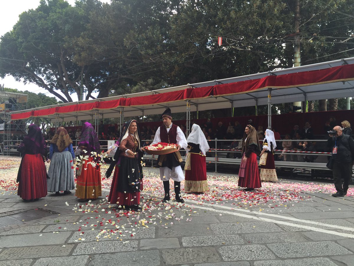 cristinasimone's tweet photo. In attesa del passaggio di #SantEfisio2016, ecco la "Sa ramadura" con la strada coperta da petali di rose https://t.co/6BvRzp202f