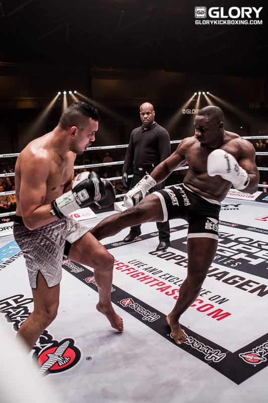 RMCSportCombat's tweet photo. Finissez la semaine en beauté avec le #GLORY29 Superfight Series, dès 22h30 sur KOMBAT SPORT https://t.co/SZ92wrmNcF https://t.co/Bshq78qKei