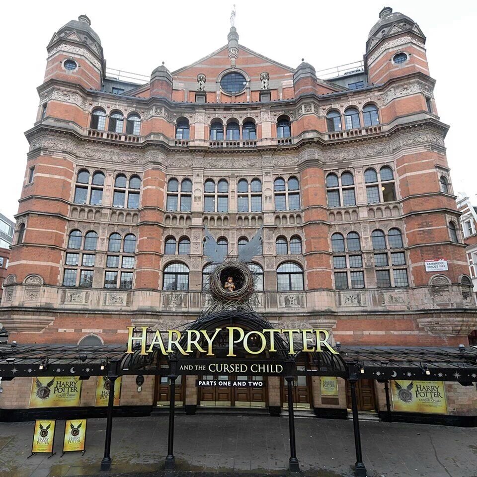 iElProfeta's tweet photo. Increíble la fachada del teatro donde llegará "Harry Potter and the Cursed Child". https://t.co/PTGAhARQfu