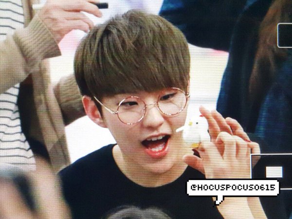 soonyoungpics's tweet photo. SO CUTE IM CRYING https://t.co/XETygwoKl0