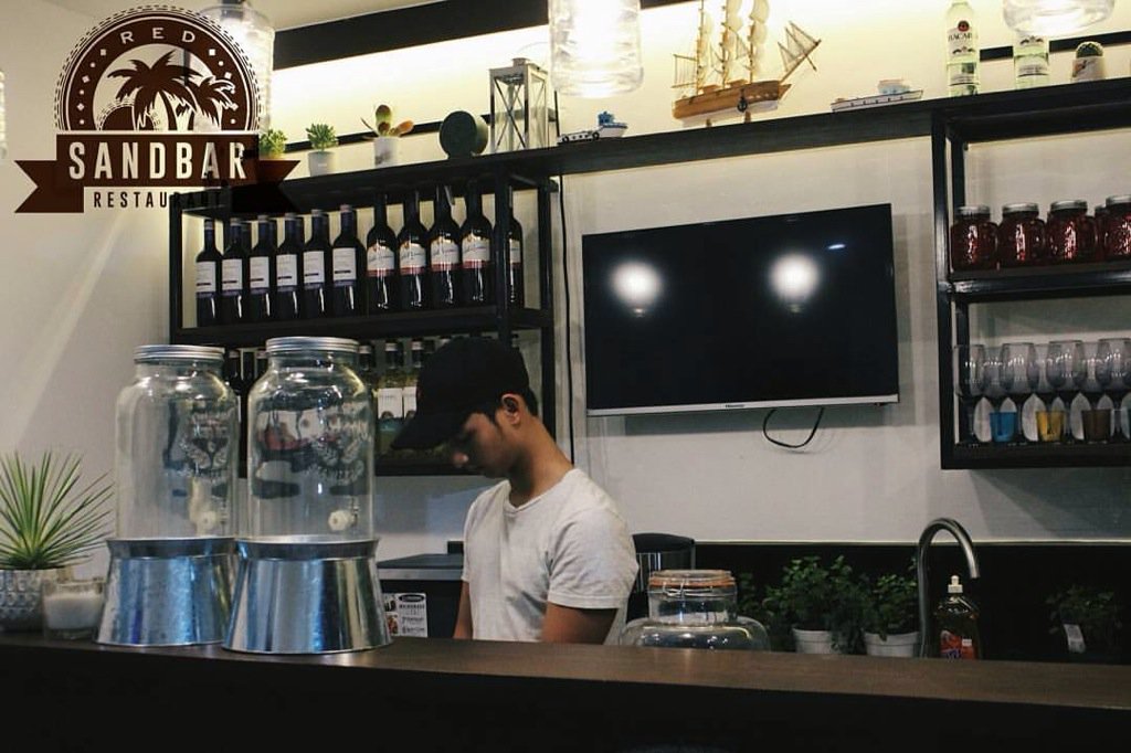 RedSandBarPH's tweet photo. Our very own chef @kylevergara always at your service. Visit us today. #RedSandBar https://t.co/3QsRJ2SMNy