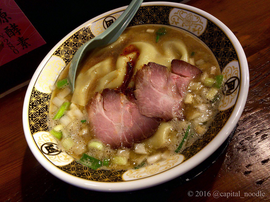capital_noodle's tweet photo. 【すごい煮干ラーメン 凪】(東京･新宿など)
二十種類以上の煮干を駆使し、口に含んだ瞬間のガツンとした広がりが特徴のすごい煮干ラーメン(¥820)は、最初から最後まで徹底した煮干感を損なわずに保ち続ける独自のジャンルを形成する一杯。https://t.co/65c0rppuFz