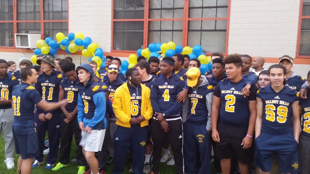 Jonathanhawgood's tweet photo. Balloons and football players ready... https://t.co/EctkCucUIi