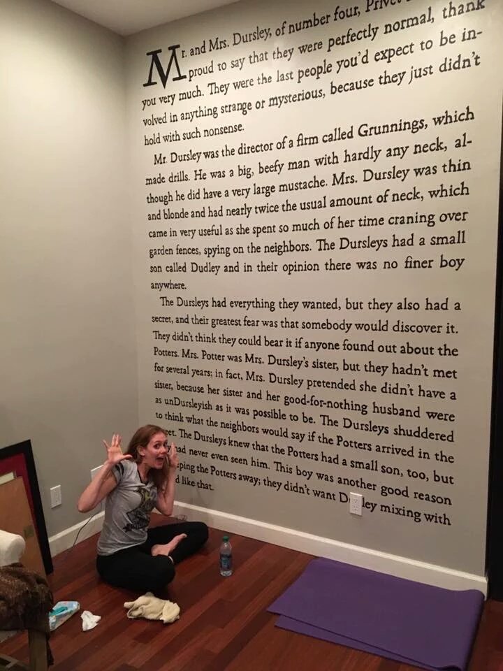 iElProfeta's tweet photo. Ser un auténtico Potterhead es escribir la primera página de "Harry Potter y la piedra filosofal" en tu pared. https://t.co/J8bKbQcqej