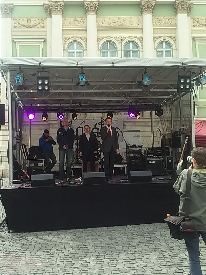 Sbor Fúrie a rektoři a prorektoři <a href="/UniKarlova/">Univerzita Karlova</a> <a href="/CVUTPraha/">ČVUT v Praze</a> <a href="/CZUvPraze/">ČZU</a> zahájili. Slavnosti můžou začít! #majales2016