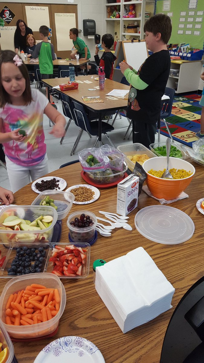 tmohrhusen's tweet photo. When studing plants..students eat plant parts. Roots,stems,leaves,flowers and seeds.#ycsd15 #ses15 https://t.co/pJVsqJ5PJ0