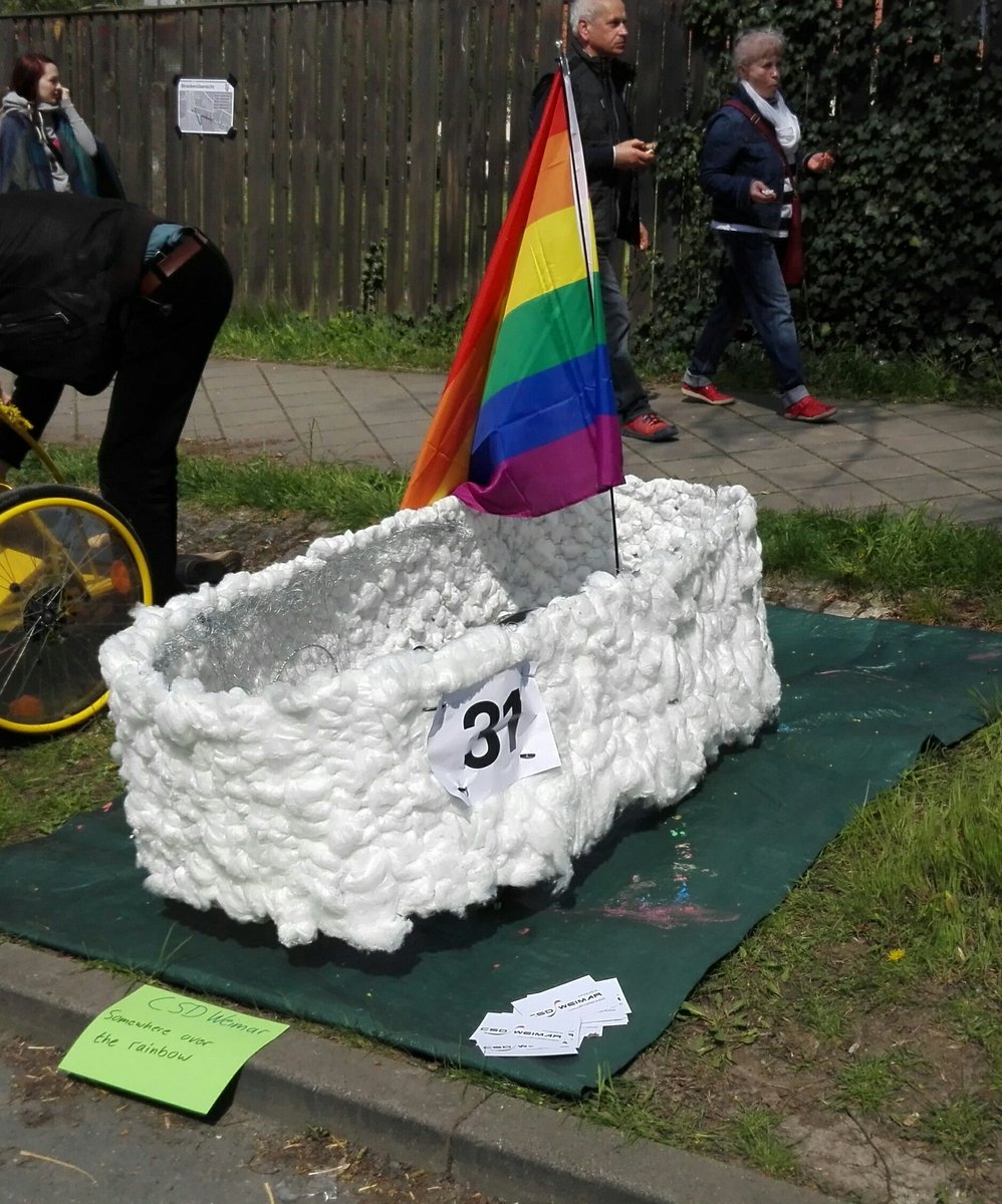 CSDWeimar's tweet photo. "Somewhere over the rainbow" - Beim legendären @SpaceKidHeadCup ist auch der @CSDWeimar wieder dabei #SKHC #Nummer31 https://t.co/bGLM8O88Ie