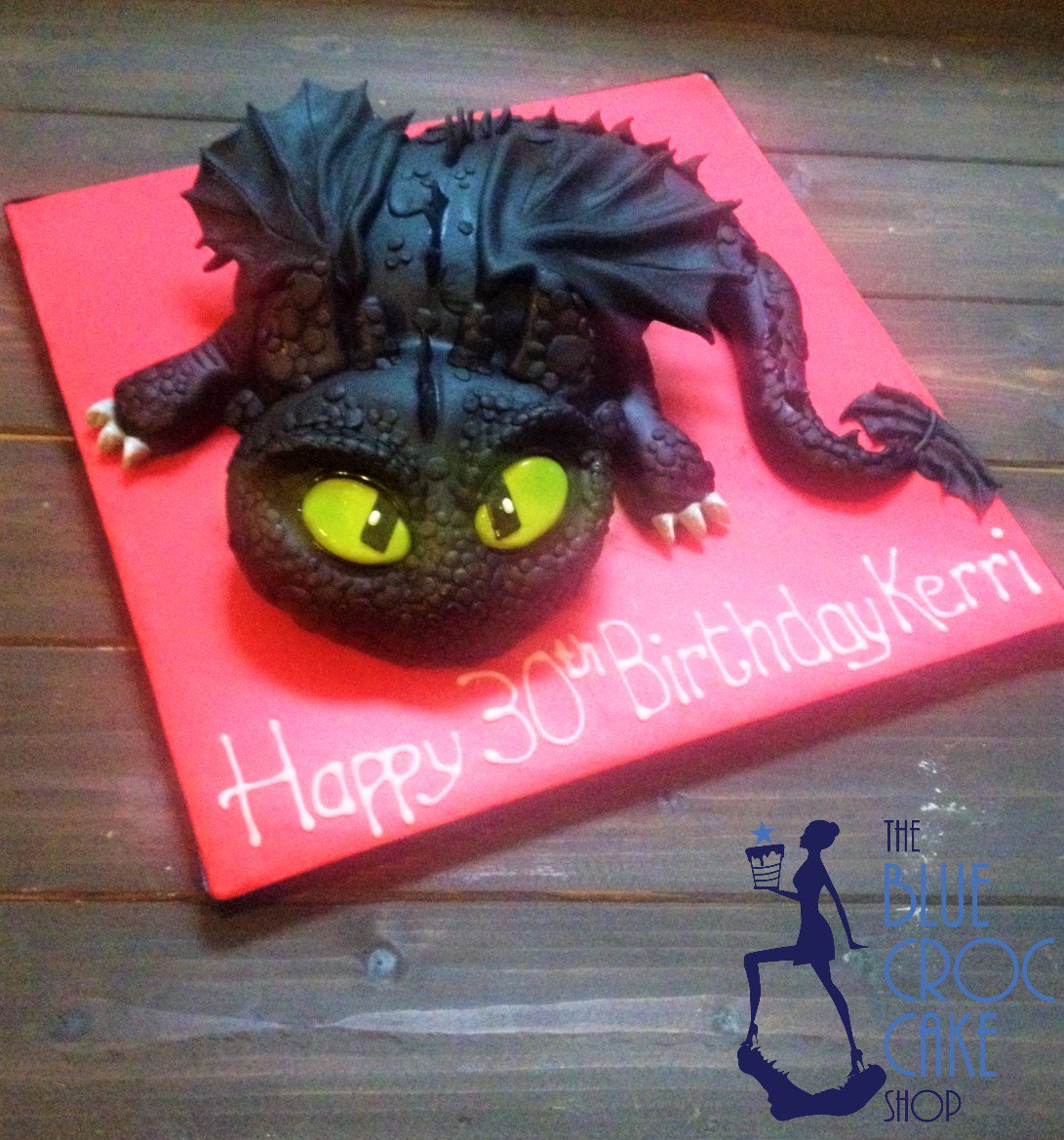 BlueCrocCake's tweet photo. How to train a dragon #toothless all cake... https://t.co/QyhKJd9dIp