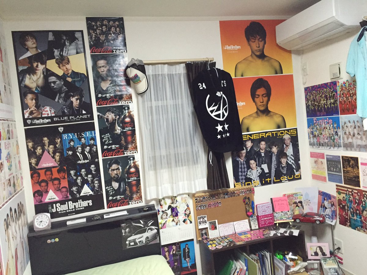 tsubozi_ldh's tweet photo. 俺のLDH部屋公開!!
まだまだグッズあるよ笑

#1mmでもいいなと思ったらRT 
#自分もこんな部屋だよっていう人RT 
#引かないよって人RT 
#羨ましい人RT 
#RTした人の中から気になった人お迎え https://t.co/gaMAF6mmdm