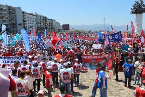 hmutluakpinar's tweet photo. Emek ve alınterinden güç alanlar birlik olup meydanlara aktıkça umudumuz,inancımız asla tükenmeyecek.Yaşasın #1Mayıs https://t.co/nO7YI6TetB