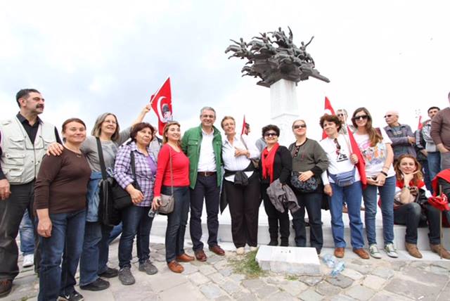 hmutluakpinar's tweet photo. Emek ve alınterinden güç alanlar birlik olup meydanlara aktıkça umudumuz,inancımız asla tükenmeyecek.Yaşasın #1Mayıs https://t.co/nO7YI6TetB