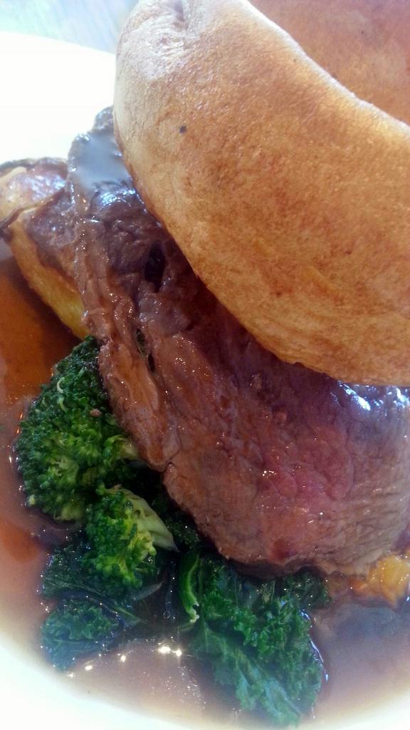 DukesHeadPutney's tweet photo. It's not #sunday without #roastbeef. #weekendsnotoveryet @YoungsPubs https://t.co/Jmz7kEiJ7B