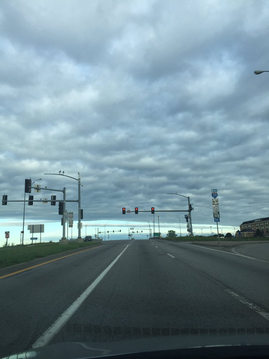 TeamBFlowers24's tweet photo. Quiet open road with these beautiful clouds this Sunday morning! @NickBenderKMBC #WhatKindAreThese #FinallyMay βοΈπ« https://t.co/OLTdZAFMiH